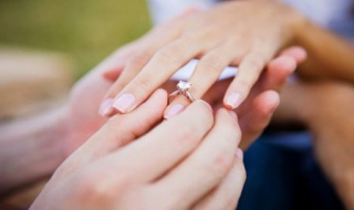 结婚戒指的戴法 可以遵循以下几点