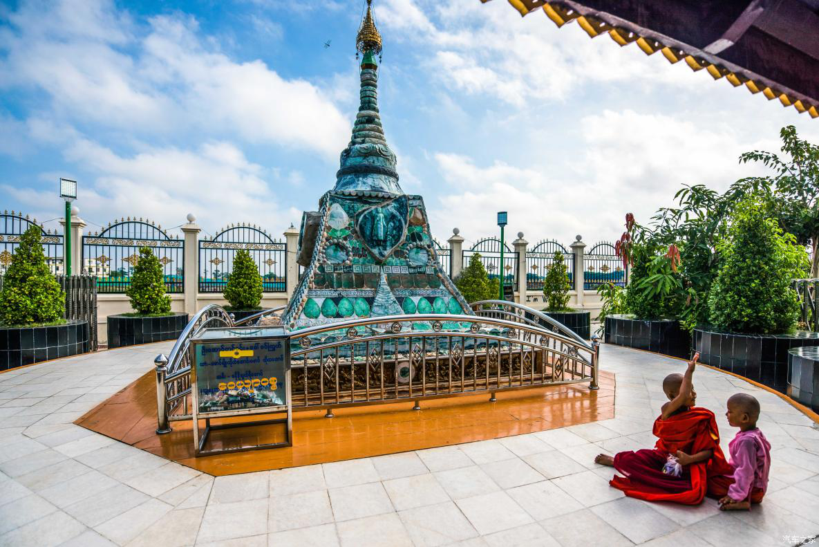缅甸翡翠佛塔，1500吨翡翠，市值2.8亿人民币