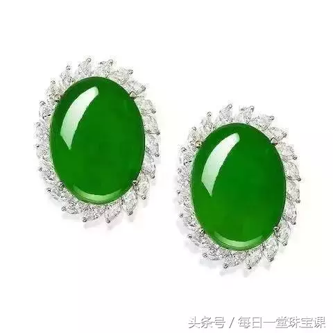 刘晓庆佩戴超大满绿翡翠现身珠宝拍卖会，然而这一次，她戴错手镯