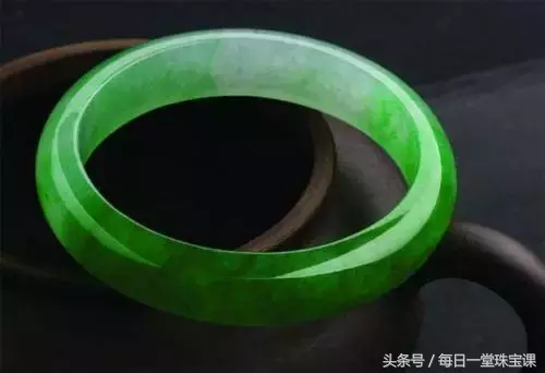 刘晓庆佩戴超大满绿翡翠现身珠宝拍卖会，然而这一次，她戴错手镯