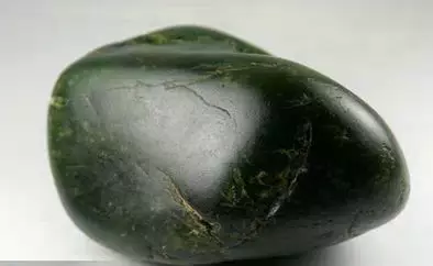 在戈壁滩上捡的石头，居然这么值钱？有些珍贵奇石，只在新疆出产