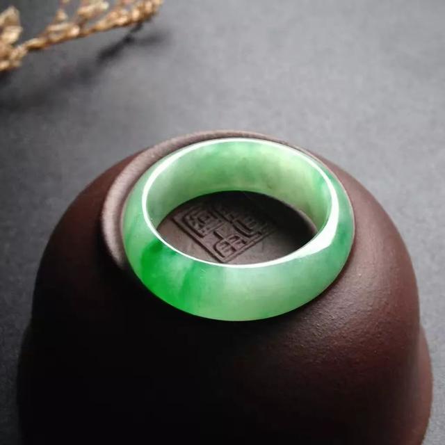 购买翡翠戒指时，需要注意什么？缅甸翡翠戒指的价格一般为多少？
