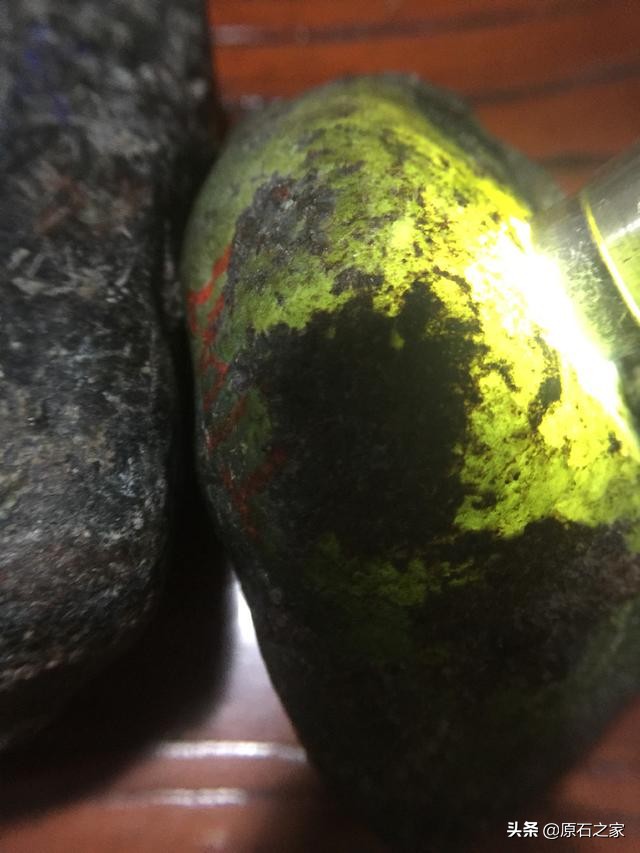 翡翠原石的皮壳翻砂与原石玉质的关系