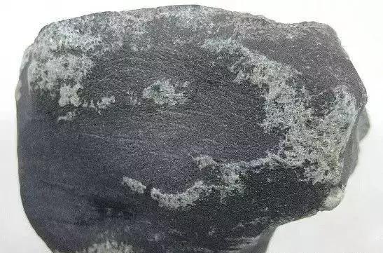 翡翠知识：详解帕敢和摩湾基翡翠原石的特征