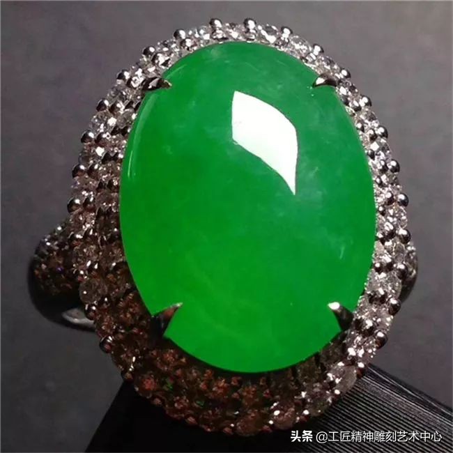 郭德纲的帝王绿翡翠戒指，为什么一拍全碎了？