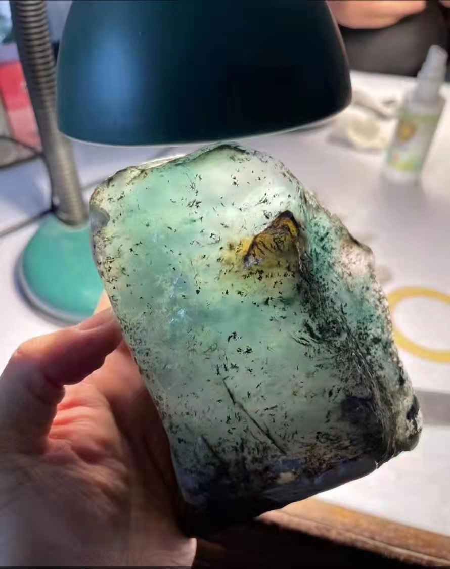 沉寂上亿年的翡翠原石，经过一番精细的淬炼，成就玻璃种翡翠作品