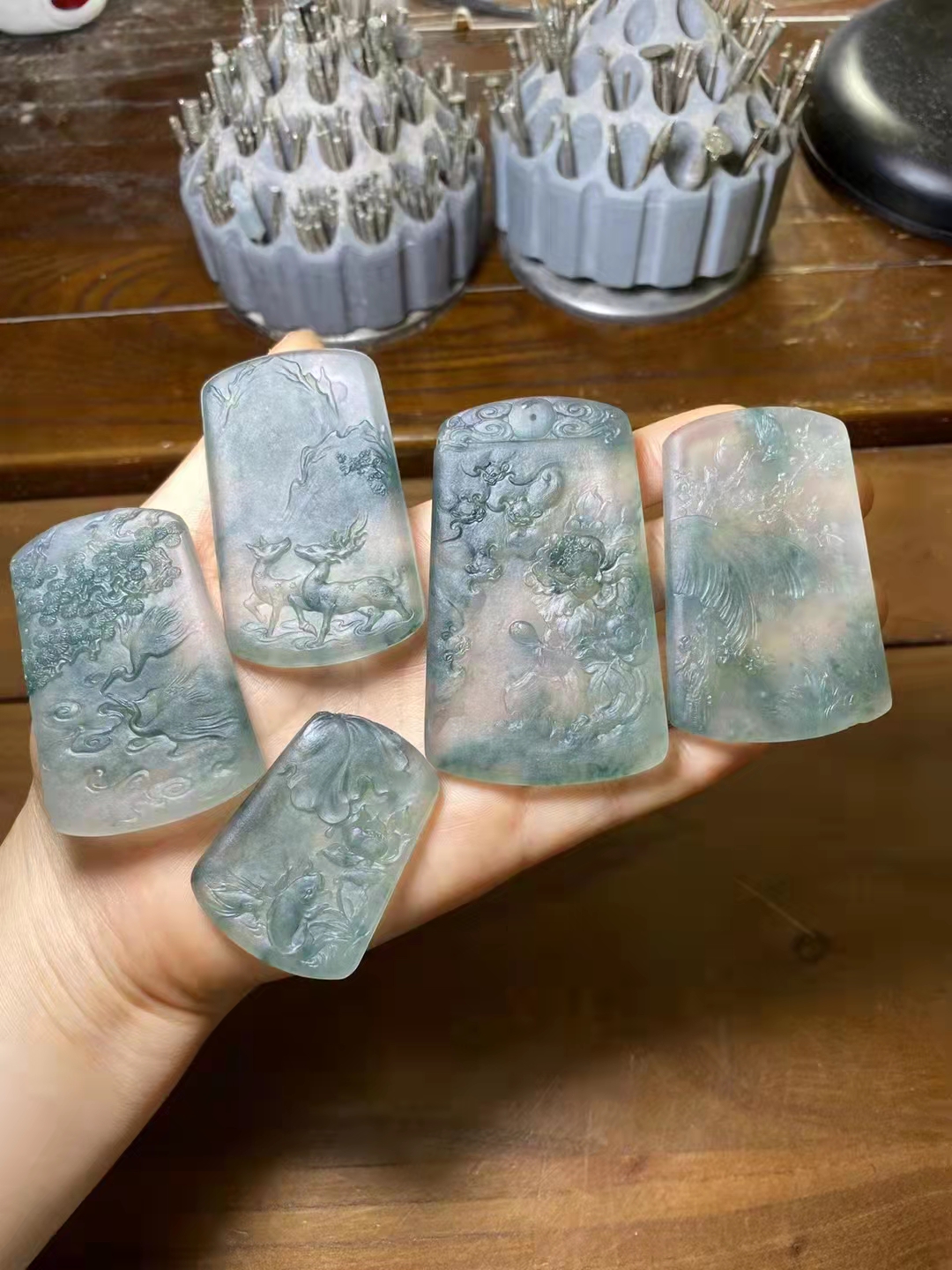 沉寂上亿年的翡翠原石，经过一番精细的淬炼，成就玻璃种翡翠作品