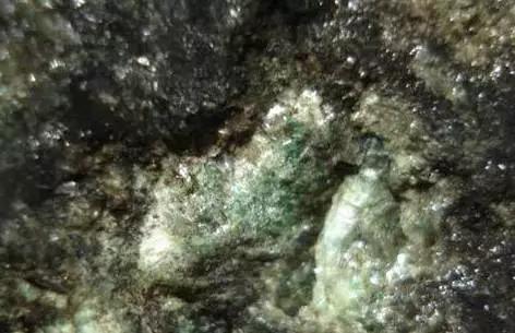什么是翡翠原石的“松花”？