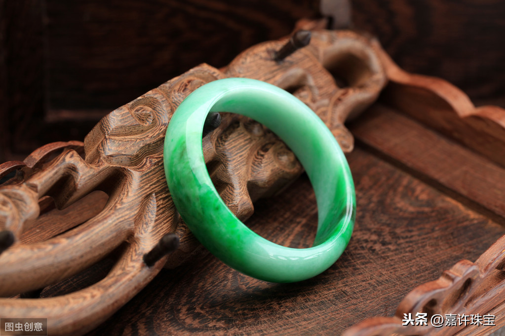 帝王绿翡翠是翡翠饰品中最为极品的颜色