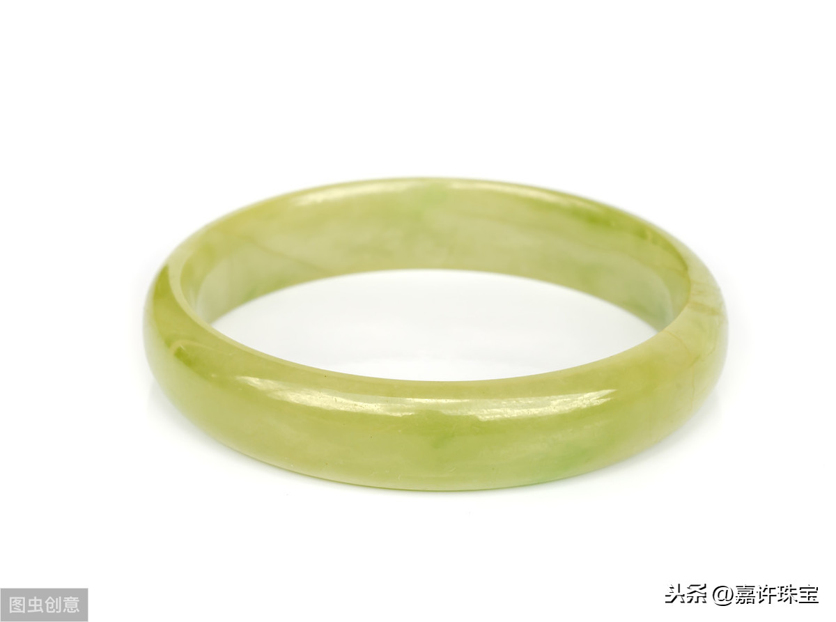 帝王绿翡翠是翡翠饰品中最为极品的颜色