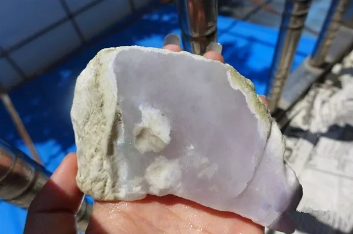 从缅甸商贩手里买下的翡翠原石，切开后惊现高冰种紫罗兰翡翠