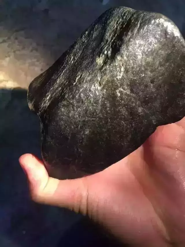 翡翠原石的黑点都是什么？