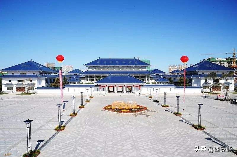 赤峰市博物馆. 藏「红山文化玉器」