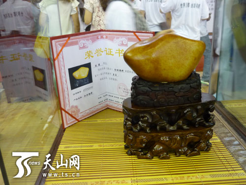 和田玉石节:15件玉石产品现场拍卖成交价4447.5万