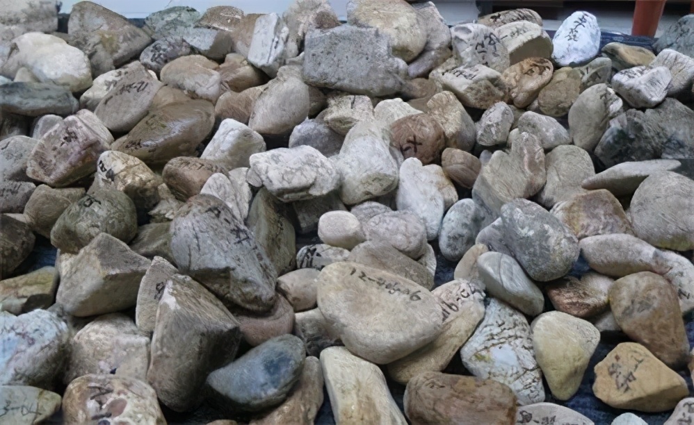 你了解翡翠原石的皮壳吗？