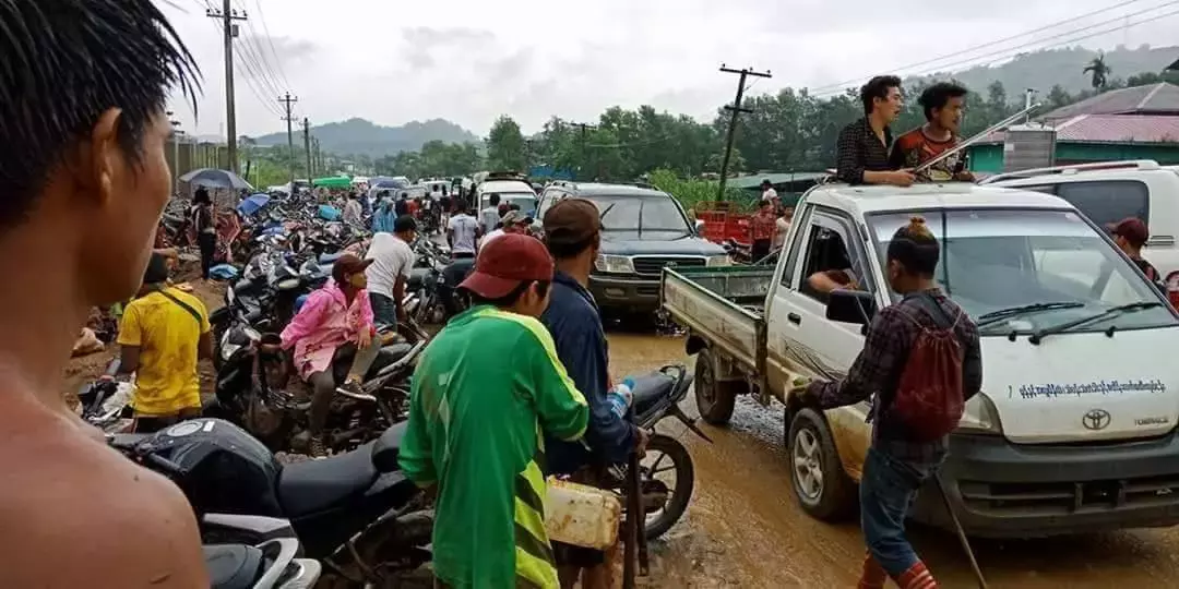 缅甸帕敢土豪老板发放玉石原石，数百人捡拾