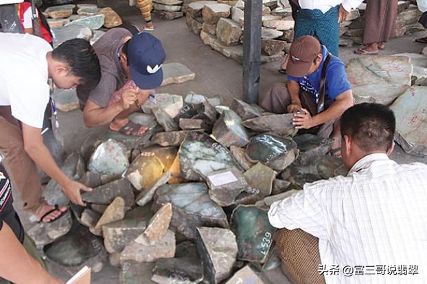 缅甸公盘开标中，3500万翡翠原石暴涨12.5倍，再演疯狂的石头
