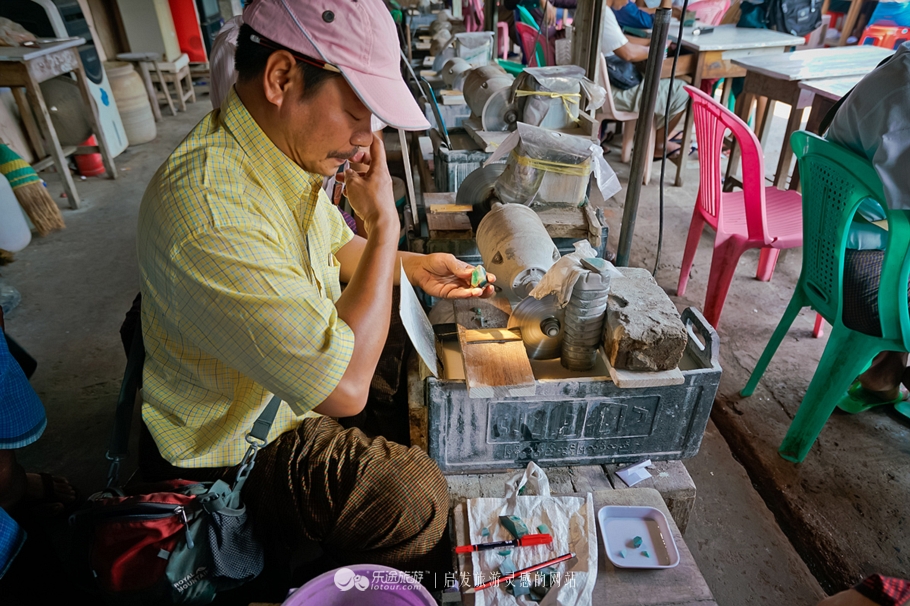 缅甸最大翡翠市场，没有高档商铺，翡翠石摆满地