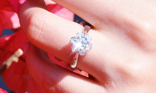 求婚戒指买黄金还是钻石 求婚买钻戒还是黄金戒指