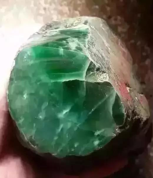 看这块“帝王裂”满绿翡翠原石如何翻身蜕变？