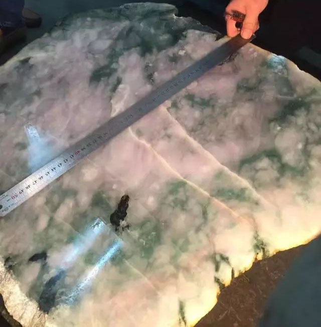 68公斤的翡翠原石，竟然切出60条冰飘花手镯？