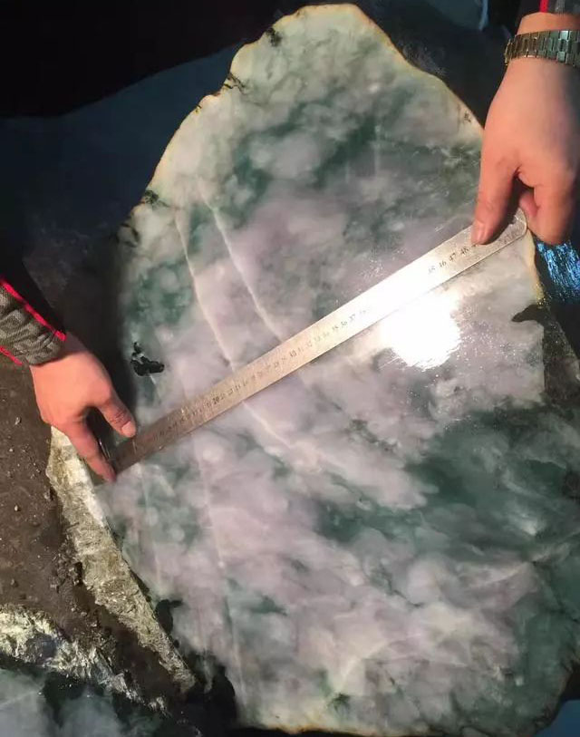 68公斤的翡翠原石，竟然切出60条冰飘花手镯？