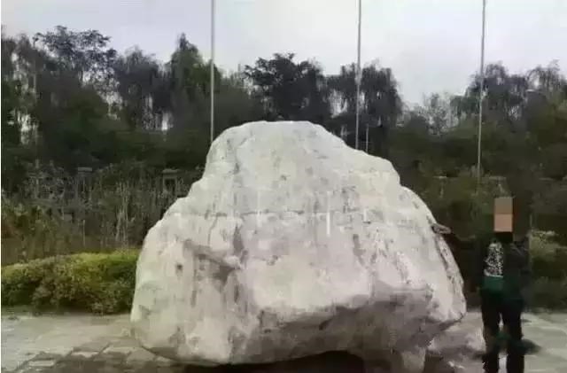 据说这块21.8吨重的翡翠原石，能切出10000只满绿手镯，真的假的？