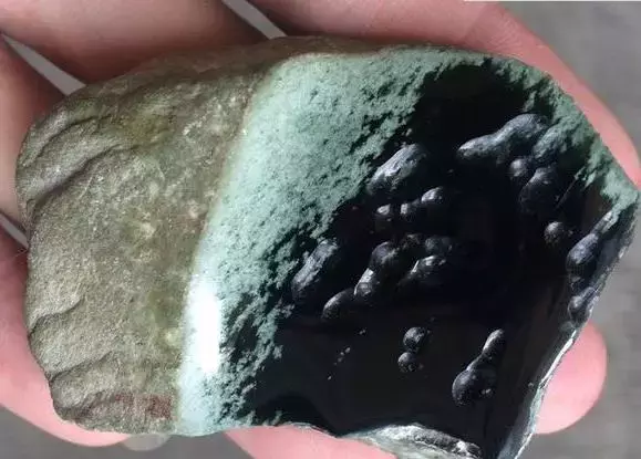 瑜翡翠原石——顶级墨翠从原石到成品，感受黑色翡翠的独有魅力