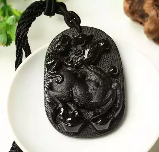 瑜翡翠原石——顶级墨翠从原石到成品，感受黑色翡翠的独有魅力