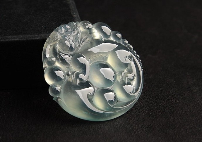 这个世界上最贵的珠宝——玻璃种翡翠，价格一年翻10倍