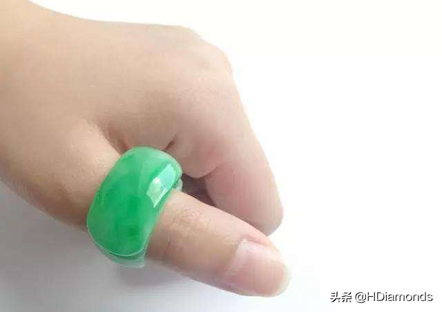 翡翠戒指5种戴法—戴哪个手指，要看它们各自的寓意