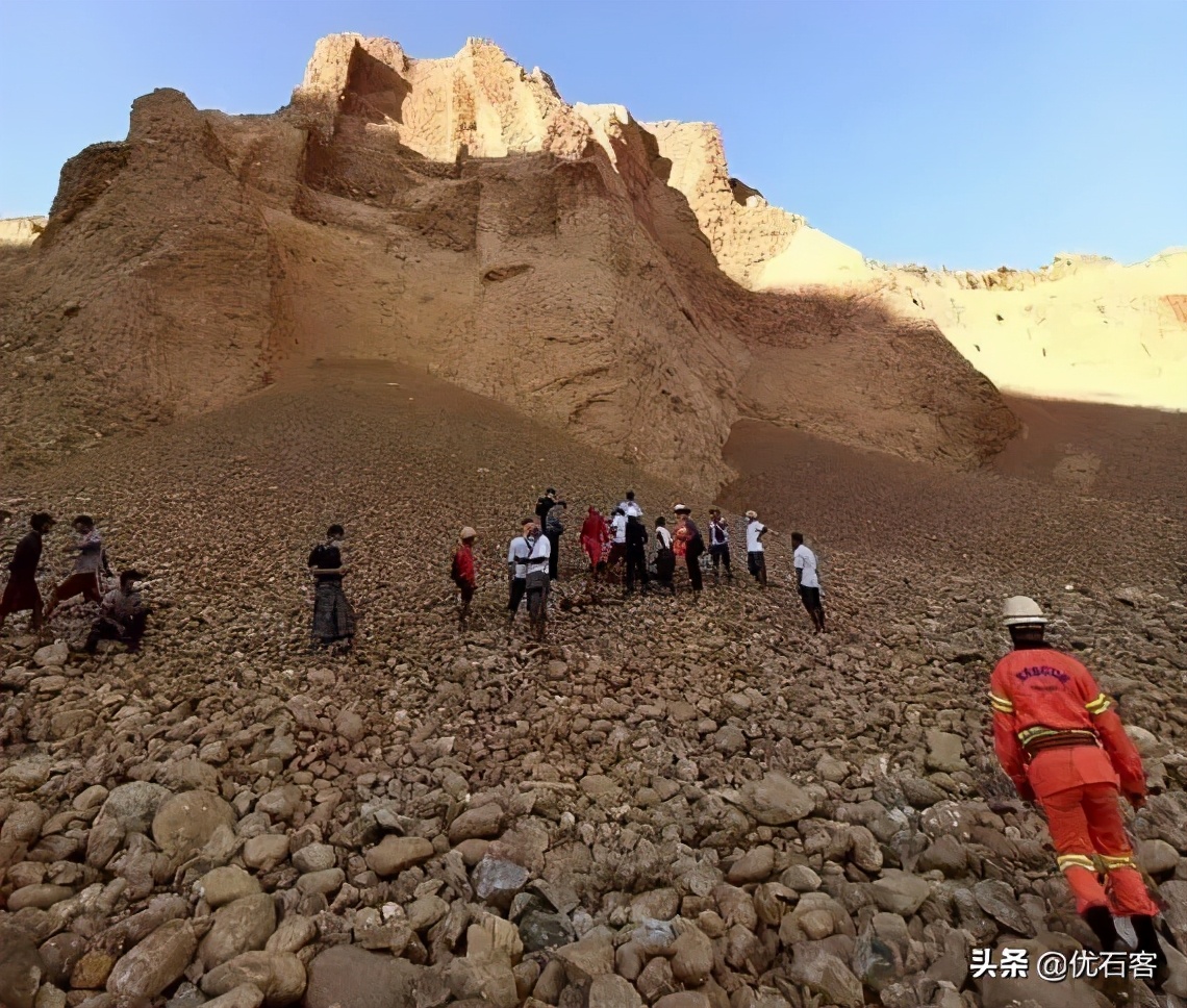 缅甸惊现两块巨型翡翠原石，重量超800吨