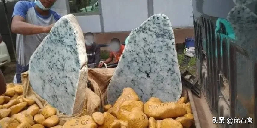 缅甸惊现两块巨型翡翠原石，重量超800吨