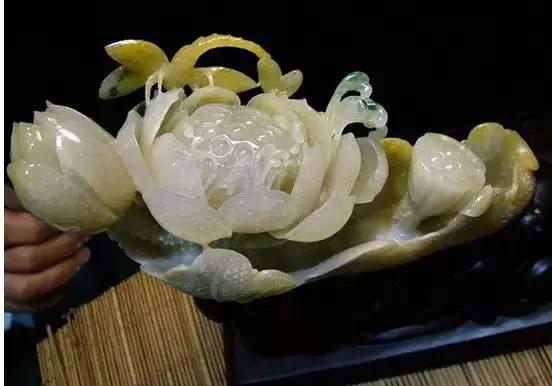 翡翠挂件常常雕刻莲花，到底是什么意思