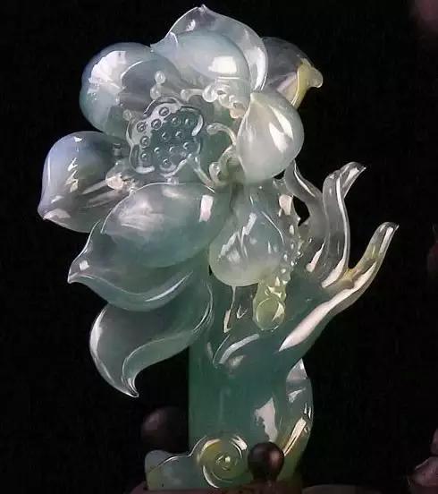 翡翠挂件常常雕刻莲花，到底是什么意思