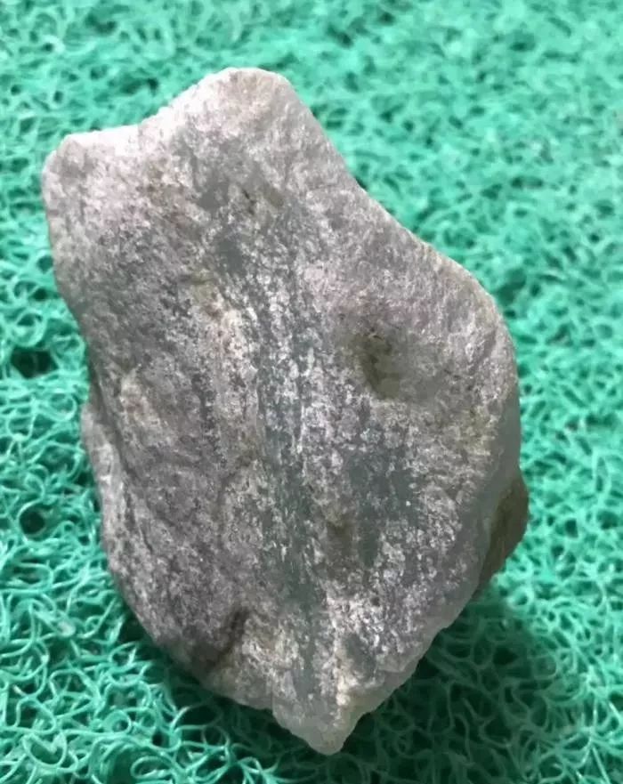 翡翠原石为什么会出现“脱沙”？“脱沙”的原石为何价值都比较高