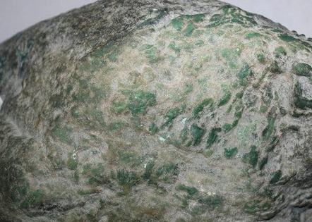 新场口的翡翠原石，照样也能一刀切出满绿翡翠！