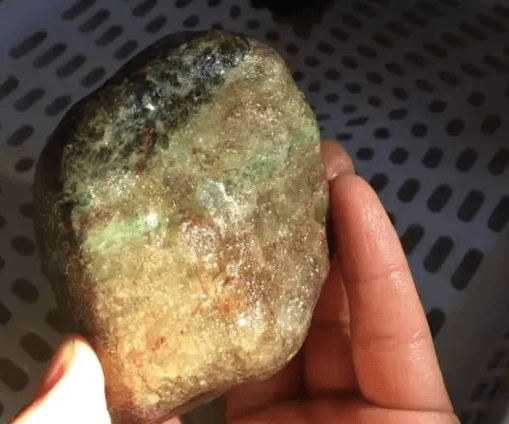 新场口的翡翠原石，照样也能一刀切出满绿翡翠！