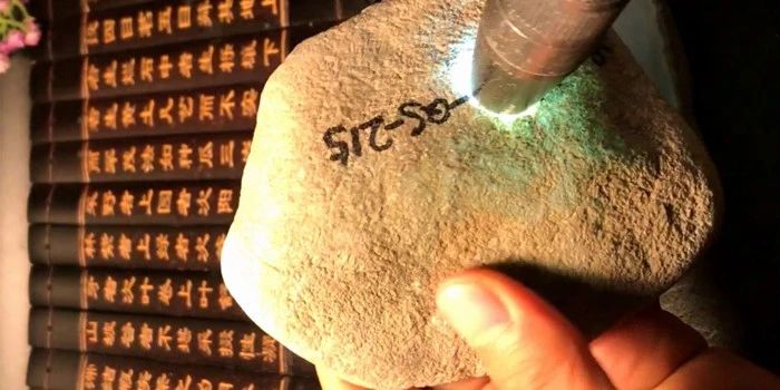 翡翠日记：两万五买的翡翠原石，经过雕刻洗礼，收获6件糯冰挂牌