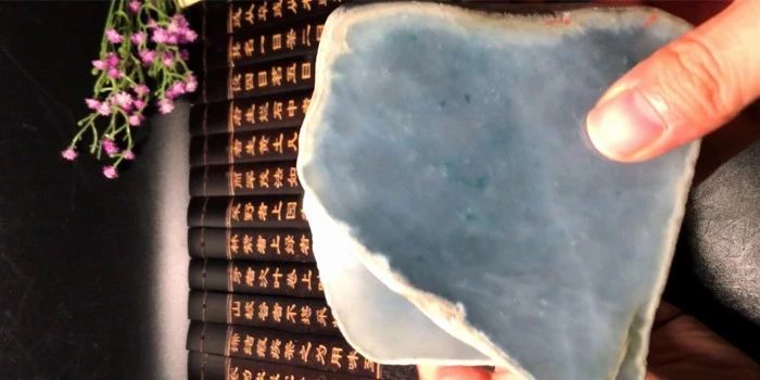 翡翠日记：两万五买的翡翠原石，经过雕刻洗礼，收获6件糯冰挂牌
