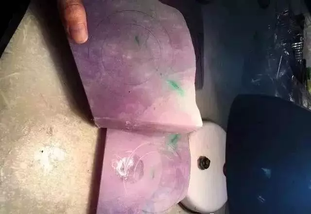 8万怼下这块翡翠原石，切出手镯还是满满的紫色