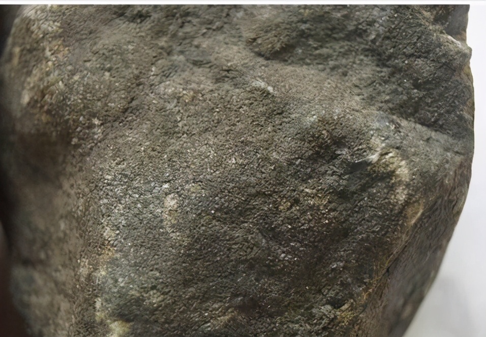 莫湾基场口翡翠原石都有哪些特征？