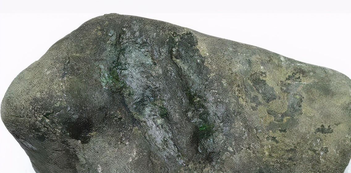 莫湾基场口翡翠原石都有哪些特征？