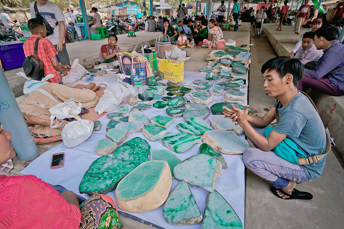 缅甸翡翠市场：挤满国内主播，几十万石头随意摆地上
