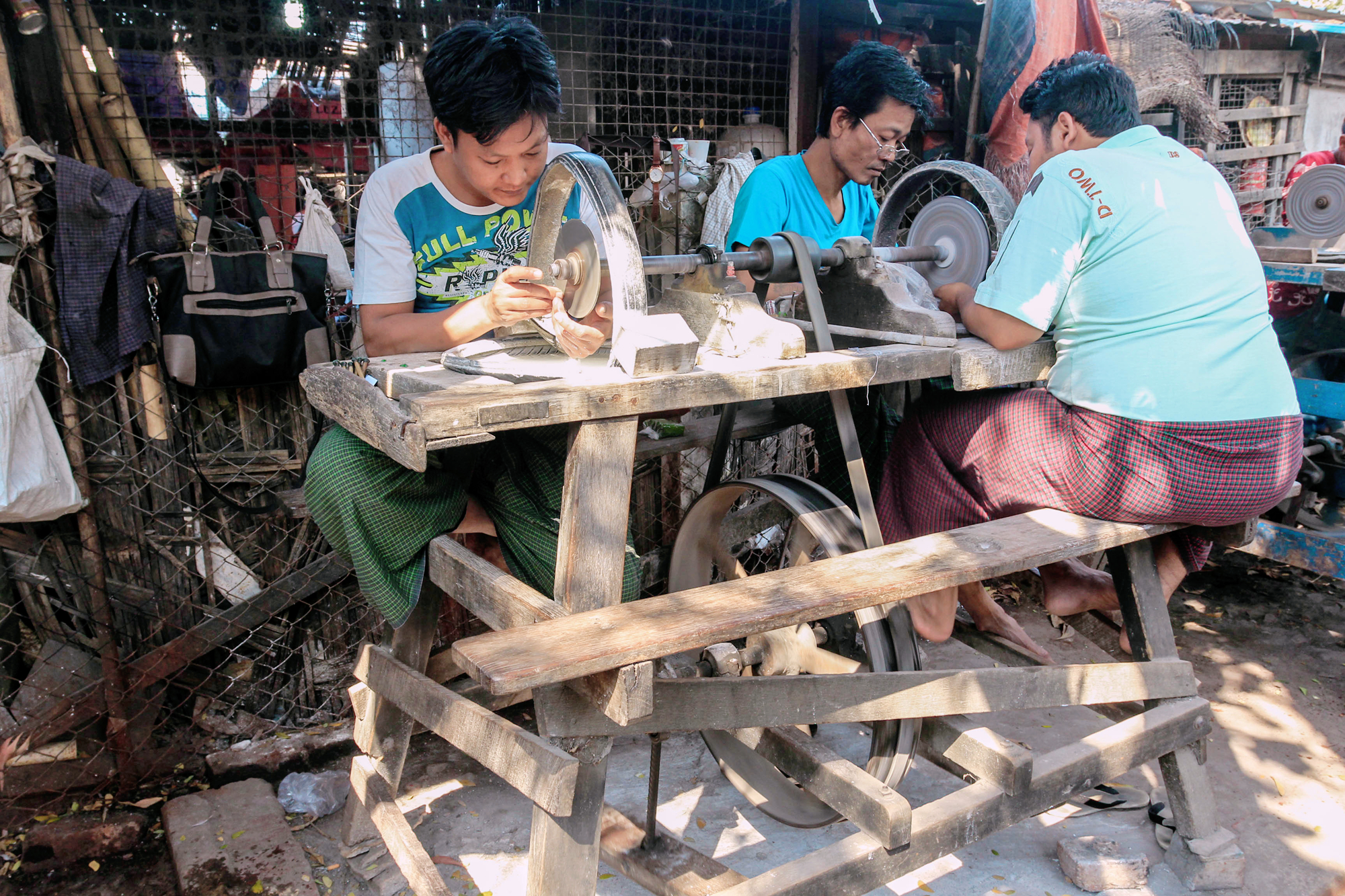 缅甸翡翠市场：挤满国内主播，几十万石头随意摆地上