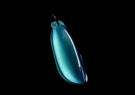 这种翡翠被称为翡翠界的“蓝色妖姬”，选得对不愁没升值空间