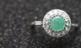 绿翡翠戒面买什么样的好处， 翡翠戒指的形状该怎么选