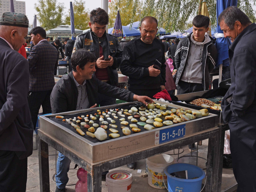新疆和田露天玉石地摊，玉石价格上千万，生意局面像“菜市场”  第3张