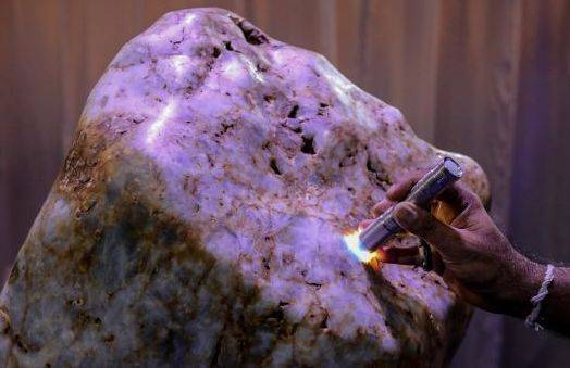 国际最大单体蓝宝石被发现，被命名为 