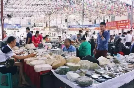 云南翡翠原石市场  云南哪个地方有卖翡翠原石   第2张